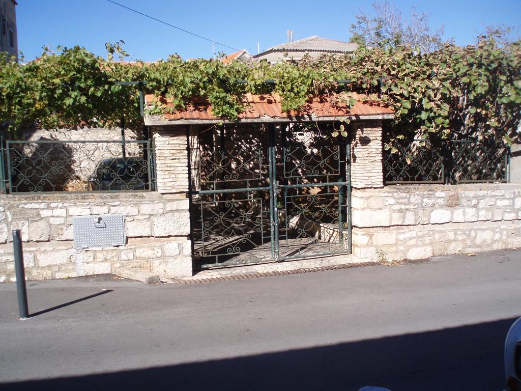 Apartment House Vitaic Supetar Bagian luar foto